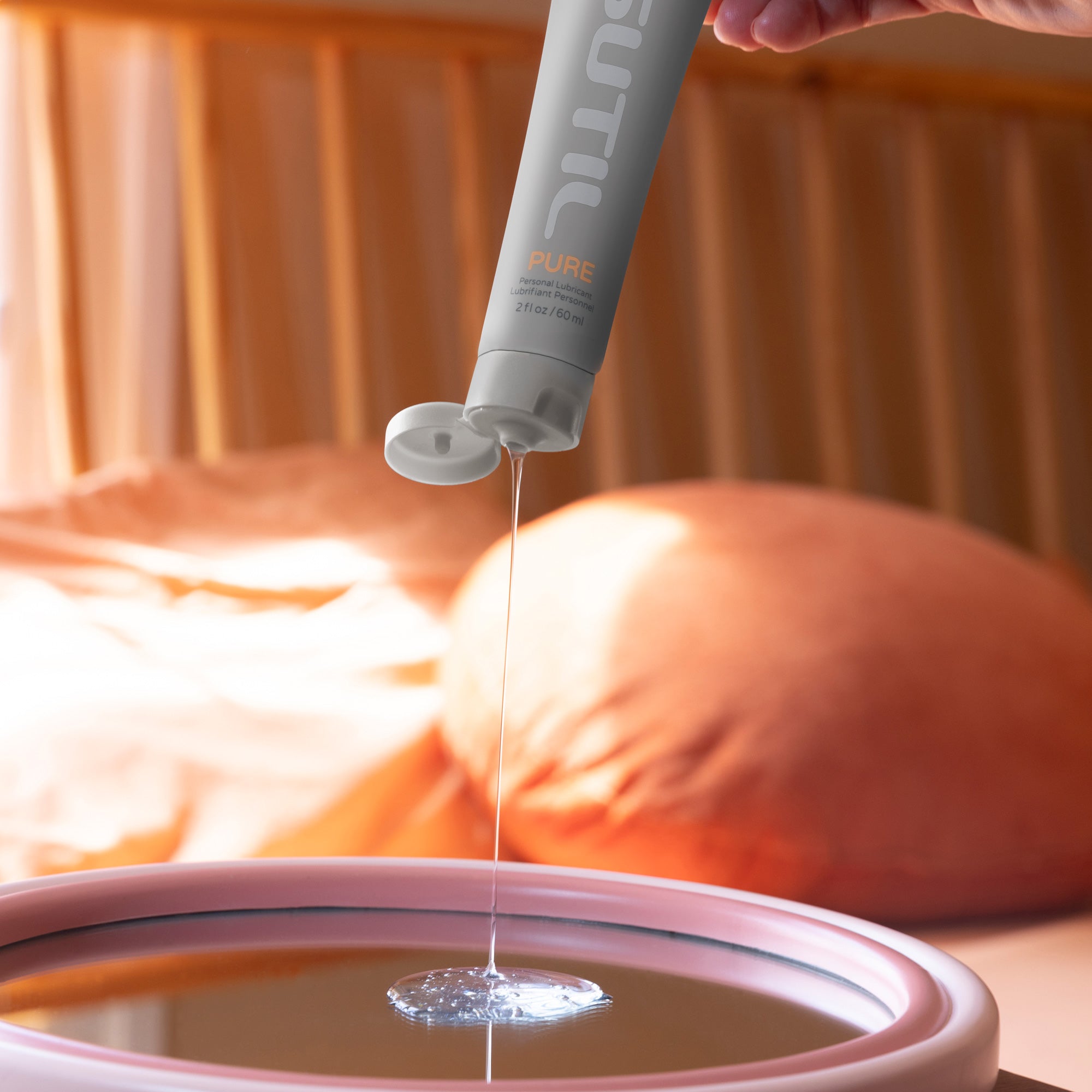SUTIL Pure poured over a mirror 