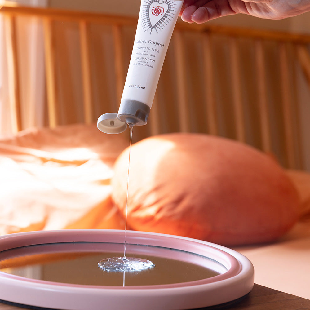 Sutil Hathor Pure lube squeezed out on a mirror